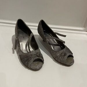 Kids 2 1/2 American eagle silver glitter heels with bow detail #cinderella